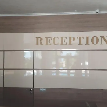 Διαμέρισμα Sea Wolf луксозен с панорамна гледка към морето климатик с нова напълно оборудвана кухня отделна баня с тоалетна гледка към басейна на 30 м от плажа паркинг към хотела навсякъде близо