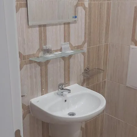 Διαμέρισμα Sea Wolf луксозен с панорамна гледка към морето климатик с нова напълно оборудвана кухня отделна баня с тоалетна гледка към басейна на 30 м от плажа паркинг към хотела навсякъде близо *