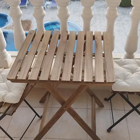 Διαμέρισμα Sea Wolf луксозен с панорамна гледка към морето климатик с нова напълно оборудвана кухня отделна баня с тоалетна гледка към басейна на 30 м от плажа паркинг към хотела навсякъде близо *