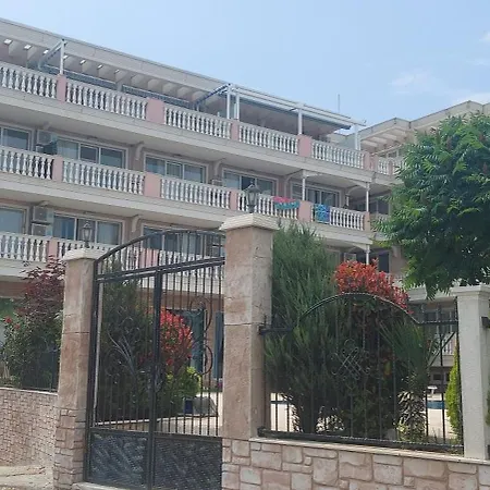 Διαμέρισμα Sea Wolf луксозен с панорамна гледка към морето климатик с нова напълно оборудвана кухня отделна баня с тоалетна гледка към басейна на 30 м от плажа паркинг към хотела навсякъде близо *