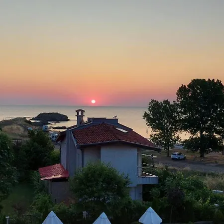 Διαμέρισμα Sea Wolf луксозен с панорамна гледка към морето климатик с нова напълно оборудвана кухня отделна баня с тоалетна гледка към басейна на 30 м от плажа паркинг към хотела навсякъде близо Lozenets