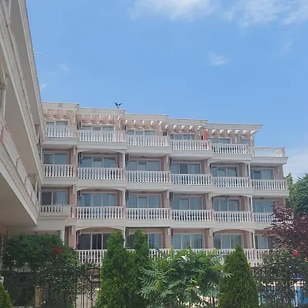 Sea Wolf луксозен с панорамна гледка към морето климатик с нова напълно оборудвана кухня отделна баня с тоалетна гледка към басейна на 30 м от плажа паркинг към хотела навсякъде близо Διαμέρισμα Lozenets