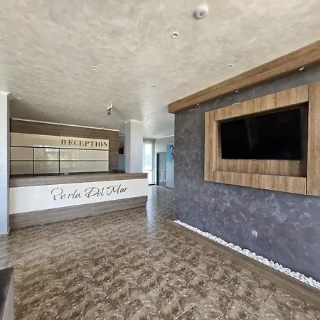 Διαμέρισμα Sea Wolf луксозен с панорамна гледка към морето климатик с нова напълно оборудвана кухня отделна баня с тоалетна гледка към басейна на 30 м от плажа паркинг към хотела навсякъде близо