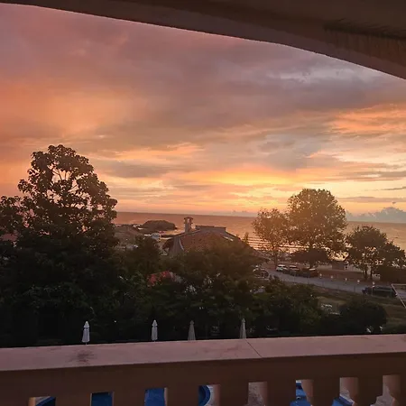 Sea Wolf луксозен с панорамна гледка към морето климатик с нова напълно оборудвана кухня отделна баня с тоалетна гледка към басейна на 30 м от плажа паркинг към хотела навсякъде близо Διαμέρισμα Lozenets