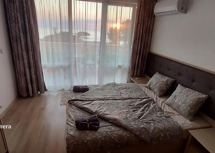 Apartament Sea Wolf луксозен с панорамна гледка към морето климатик с нова напълно оборудвана кухня отделна баня с тоалетна гледка към басейна на 30 м от плажа паркинг към хотела навсякъде близо *