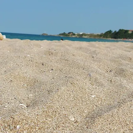 Appartamento Sea Wolf луксозен с панорамна гледка към морето климатик с нова напълно оборудвана кухня отделна баня с тоалетна гледка към басейна на 30 м от плажа паркинг към хотела навсякъде близо