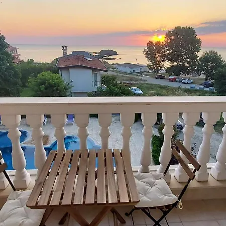 Sea Wolf луксозен с панорамна гледка към морето климатик с нова напълно оборудвана кухня отделна баня с тоалетна гледка към басейна на 30 м от плажа паркинг към хотела навсякъде близо Lejlighed Lozenets