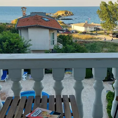Sea Wolf луксозен с панорамна гледка към морето климатик с нова напълно оборудвана кухня отделна баня с тоалетна гледка към басейна на 30 м от плажа паркинг към хотела навсякъде близо Appartamento Lozenets