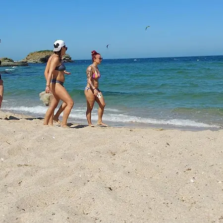 Lejlighed Sea Wolf луксозен с панорамна гледка към морето климатик с нова напълно оборудвана кухня отделна баня с тоалетна гледка към басейна на 30 м от плажа паркинг към хотела навсякъде близо Lozenets