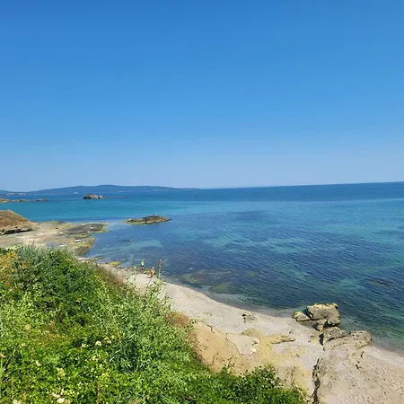 Sea Wolf луксозен с панорамна гледка към морето климатик с нова напълно оборудвана кухня отделна баня с тоалетна гледка към басейна на 30 м от плажа паркинг към хотела навсякъде близо Lozenets