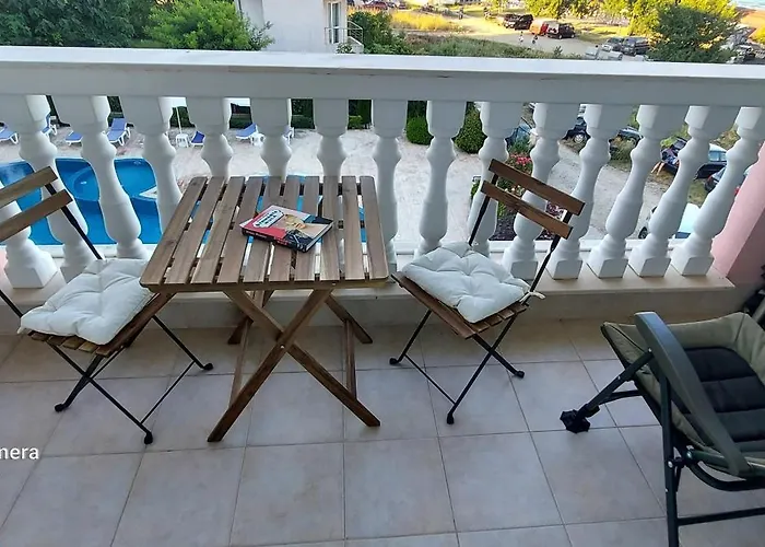 Apartmán Sea Wolf луксозен с панорамна гледка към морето климатик с нова напълно оборудвана кухня отделна баня с тоалетна гледка към басейна на 30 м от плажа паркинг към хотела навсякъде близо Lozenec