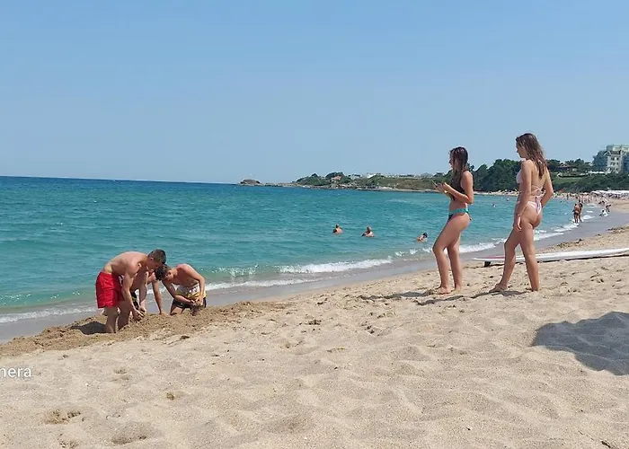 Apartmán Sea Wolf луксозен с панорамна гледка към морето климатик с нова напълно оборудвана кухня отделна баня с тоалетна гледка към басейна на 30 м от плажа паркинг към хотела навсякъде близо