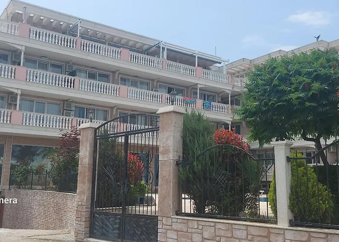 Apartmán Sea Wolf луксозен с панорамна гледка към морето климатик с нова напълно оборудвана кухня отделна баня с тоалетна гледка към басейна на 30 м от плажа паркинг към хотела навсякъде близо *