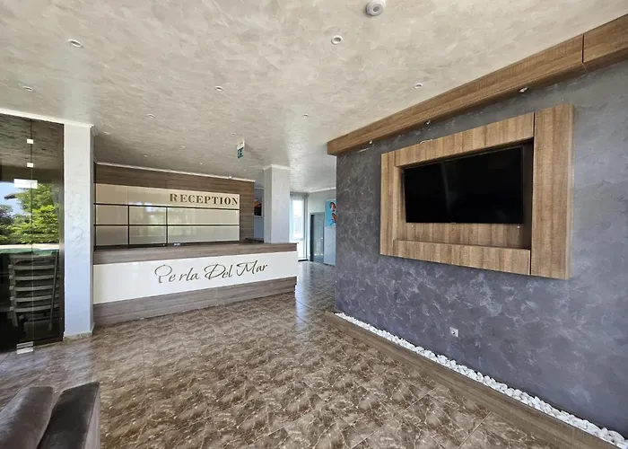 Apartmán Sea Wolf луксозен с панорамна гледка към морето климатик с нова напълно оборудвана кухня отделна баня с тоалетна гледка към басейна на 30 м от плажа паркинг към хотела навсякъде близо