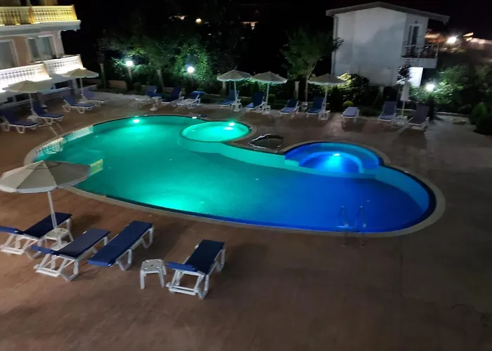 Apartmán Sea Wolf луксозен с панорамна гледка към морето климатик с нова напълно оборудвана кухня отделна баня с тоалетна гледка към басейна на 30 м от плажа паркинг към хотела навсякъде близо